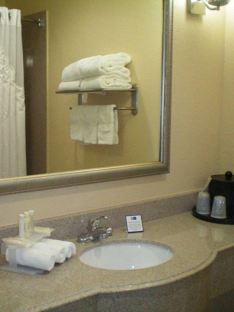 Holiday Express West-seawall By Ihg Hotel 3*